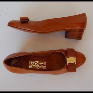 Salvatore Ferragamo Vara bow block heel size 5